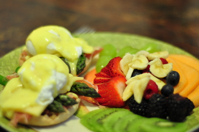 Eggs Benedict with fruit