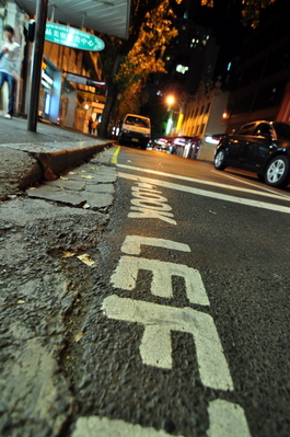Hilarious street warnings painted during the Sydney Olympics for stupid foreigners who forget which side of the road cars drive on