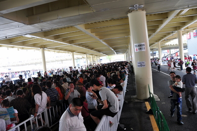 The end of the line for the Saudi Arabia pavilion, notice the wait time sign on the pole